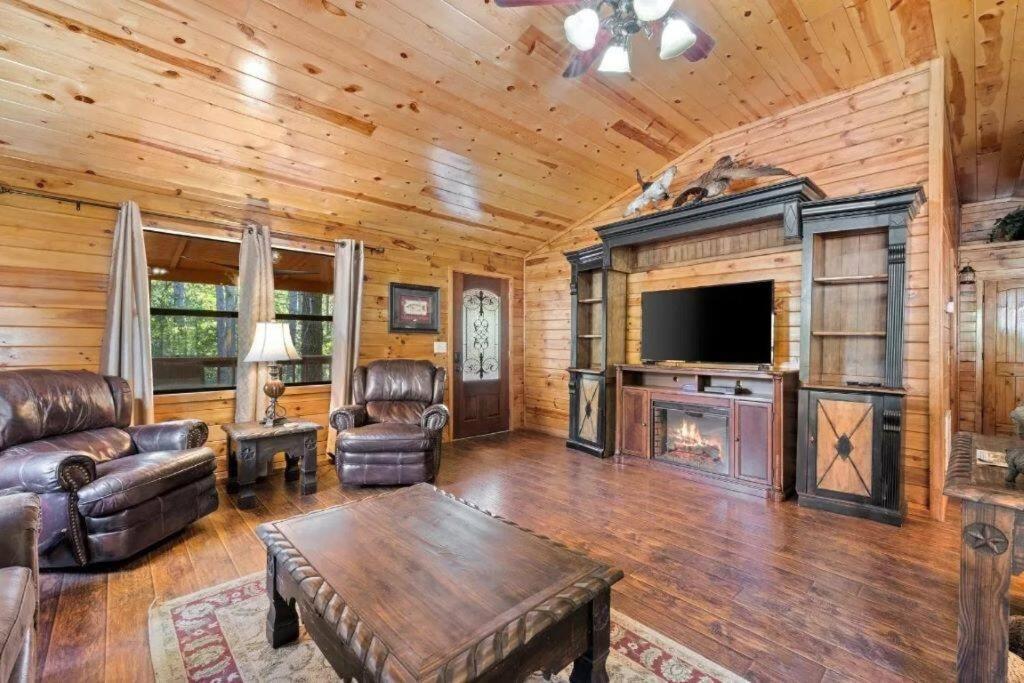 Misty Moonlight, Sleeps 4, Mountain Cabin Lejlighed Broken Bow Eksteriør billede
