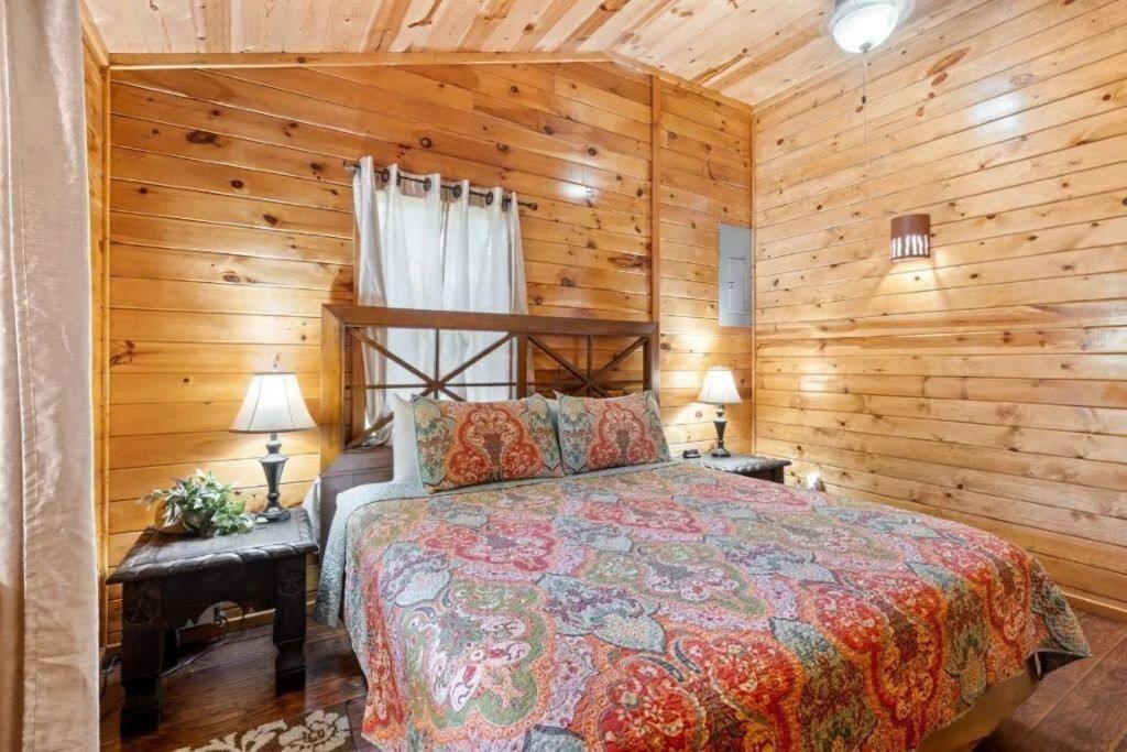 Misty Moonlight, Sleeps 4, Mountain Cabin Lejlighed Broken Bow Eksteriør billede