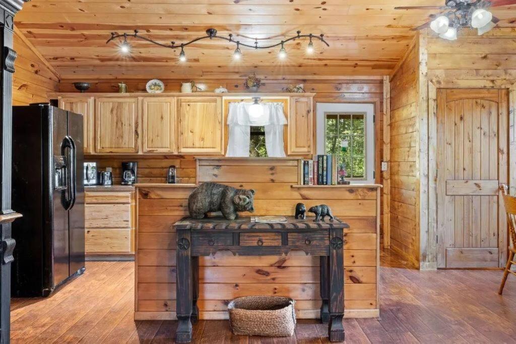 Misty Moonlight, Sleeps 4, Mountain Cabin Lejlighed Broken Bow Eksteriør billede